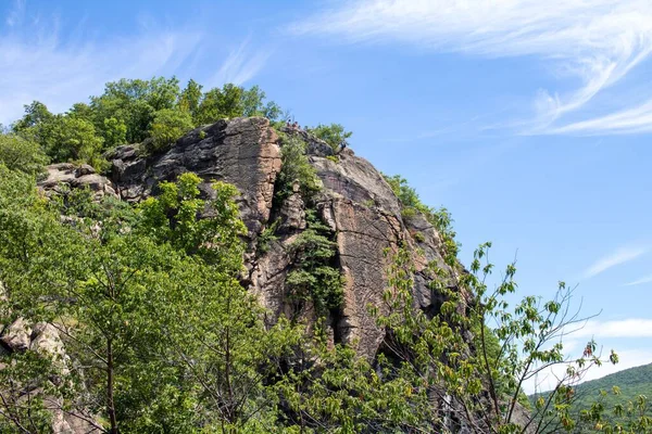 晴れた日の緑と岩の多い山の景色 — ストック写真