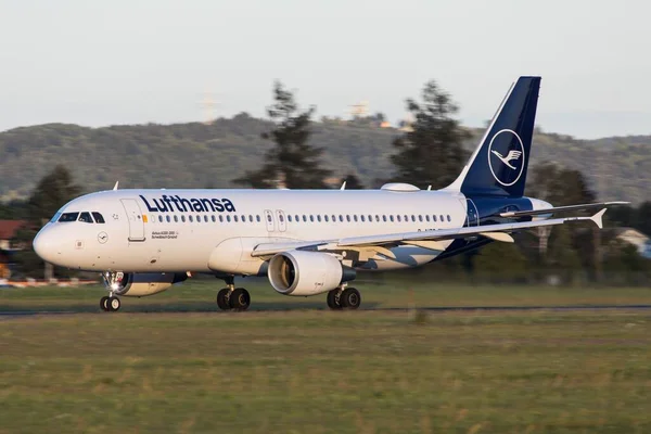 Lufthansa Airbus A320 Pista Del Aeropuerto Graz Que Sale Para — Foto de Stock
