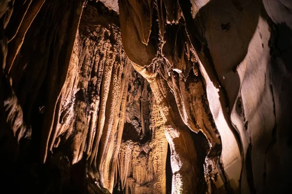 Uma Visão Baixo Ângulo Estalactites Minerais Longos Pendurados Teto Caverna — Fotografia de Stock