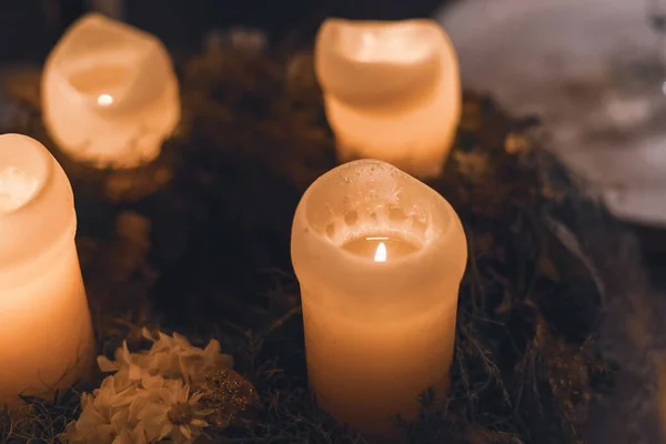 Primer Plano Una Encendida Velas Decorativas Colocadas Sobre Mesa Flores —  Fotos de Stock