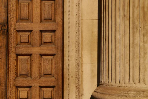 Kahverengi Ahşap Eski Bir Kapı — Stok fotoğraf