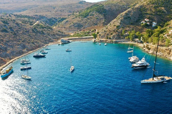 Una Vista Pájaro Barcos Agua Rodeados Montañas — Foto de Stock