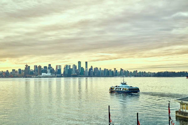 以冬日下午的色彩和穿越海湾的海客巴士为背景的温哥华市景观图 — 图库照片