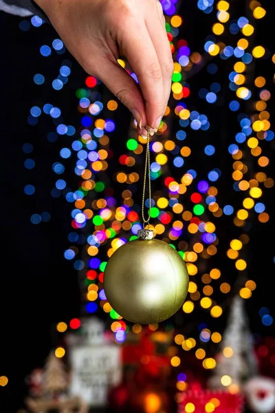 Eine Vertikale Aufnahme Einer Hand Die Eine Goldene Weihnachtskugel Mit — Stockfoto
