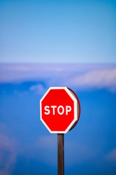 Függőleges Felvétel Stop Tábláról Felhők Hátterében — Stock Fotó