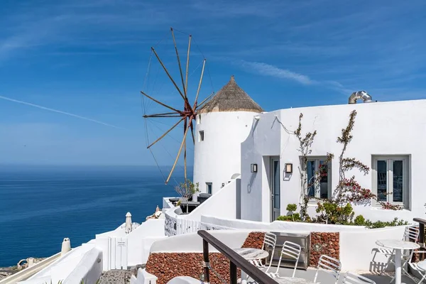 Moulin Vent Blanc Emblématique Oia Surplombant Mer Égée Santorin Grèce — Photo