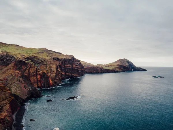 Piękny Nadmorski Krajobraz Skalistymi Klifami Maderze Portugalia — Zdjęcie stockowe