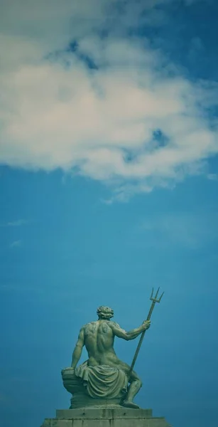 Plano Vertical Estatua Del Dios Neptuno Con Tridente Bajo Cielo — Foto de Stock