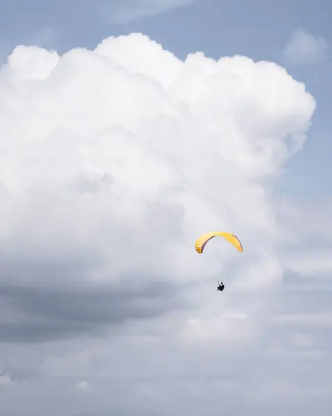 Вертикальный Снимок Параплана Достигающего Пушистых Облаков Небе — стоковое фото