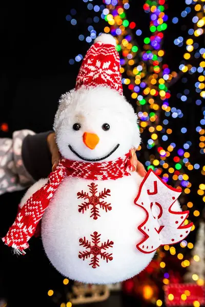Ένα Κάθετο Πλάνο Ενός Χιονάνθρωπου Χριστουγεννιάτικη Διακόσμηση Bokeh Χριστουγεννιάτικα Φώτα — Φωτογραφία Αρχείου