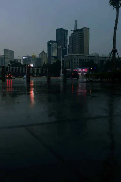 Eine Vertikale Aufnahme Moderner Gebäude Und Verkehr Abend Einem Launischen — Stockfoto