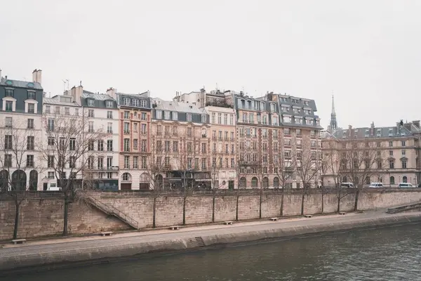 Πρόσοψη Των Παλαιών Κτιρίων Κατοικιών Μπροστά Από Τον Ποταμό Σηκουάνα — Φωτογραφία Αρχείου