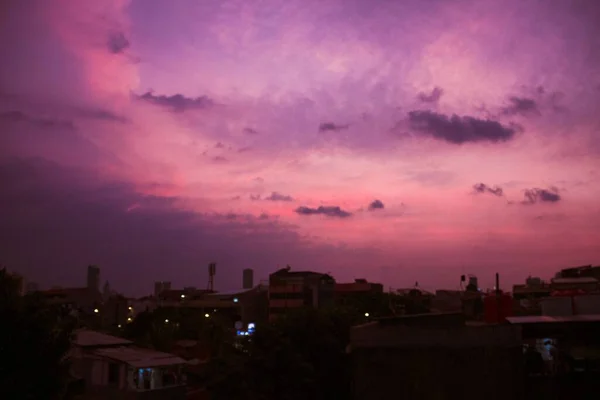 Міські Будівлі Під Фіолетовим Заходом Сонця — стокове фото