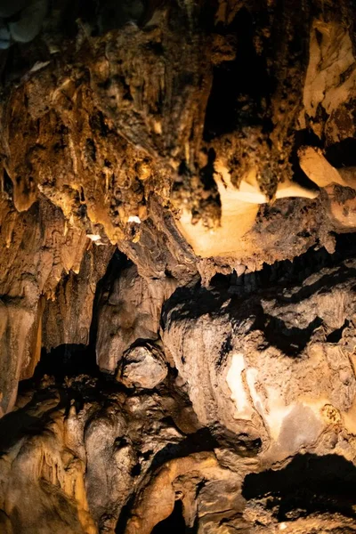 Colpo Verticale Belle Superfici Rocciose Una Grotta — Foto Stock