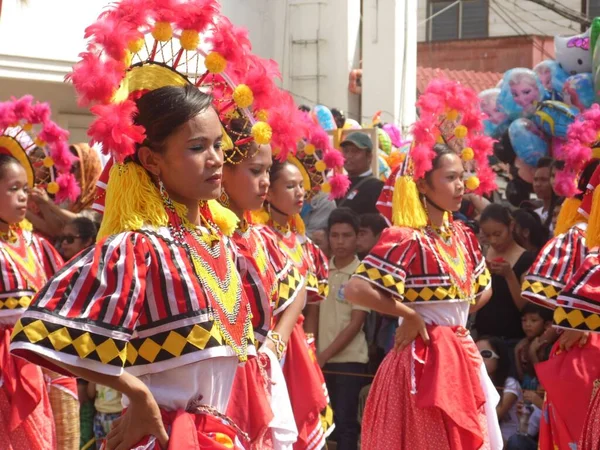 Een Groep Mensen Culturele Kostuums Dansen Een Parade — Stockfoto