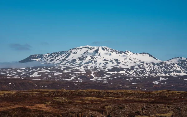 Μια Όμορφη Θέα Των Χιονισμένων Βουνών Στην Ισλανδία — Φωτογραφία Αρχείου