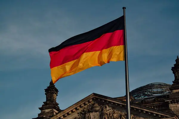 Beautiful View Waving German Flag Reichstag Dome Germany — Stock Photo, Image