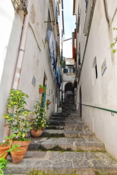 Eine Vertikale Aufnahme Einer Engen Straße Mit Treppen Und Weißen — Stockfoto