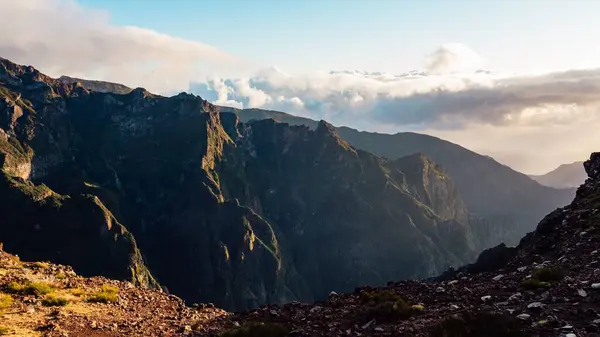 Een Prachtig Landschap Van Beboste Rotsachtige Bergen Wolken Madeira Portugal — Stockfoto