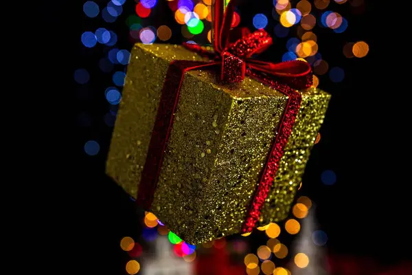 Gros Plan Cadeau Noël Enveloppé Avec Ruban Rouge Avec Des — Photo