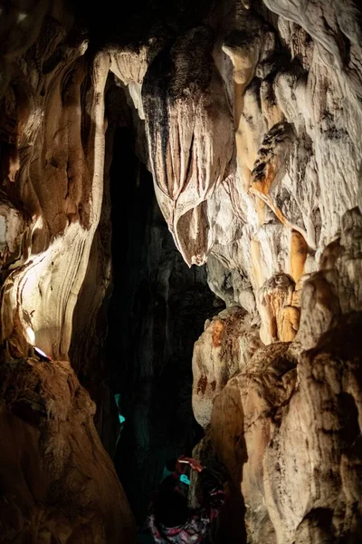 Uma Vista Vertical Estalactites Minerais Pendurados Teto Nas Paredes Caverna — Fotografia de Stock