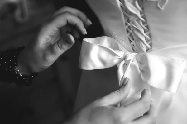 Detailní Záběr Rukou Stupních Šedi Jak Přivazují Luk Svatební Šaty — Stock fotografie