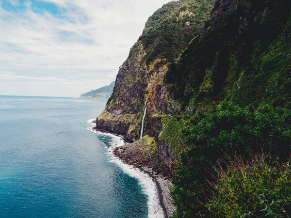 Portekiz, Madeira 'da orman kayalıkları olan güzel bir kıyı manzarası.