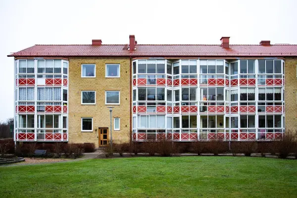 Żółty Budynek Mieszkalny Lund Szwecja — Zdjęcie stockowe