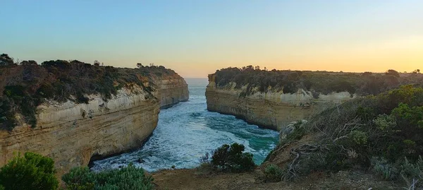 Gün Batımında Deniz Kenarındaki Kayalık Uçurumların Güzel Manzarası — Stok fotoğraf