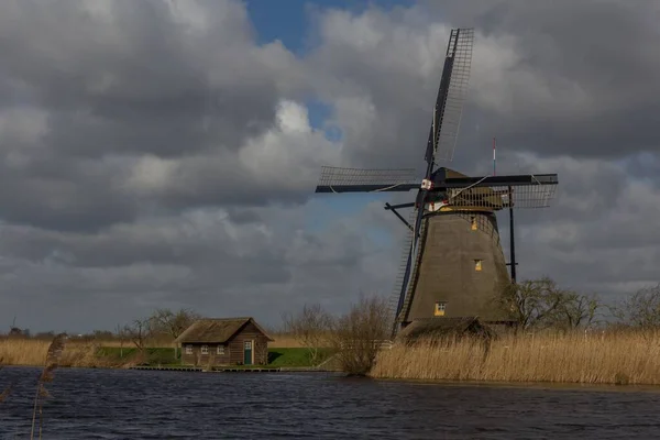 Снимок Ветряных Мельниц Kinderdijk Берегу Реки Нидерландах — стоковое фото