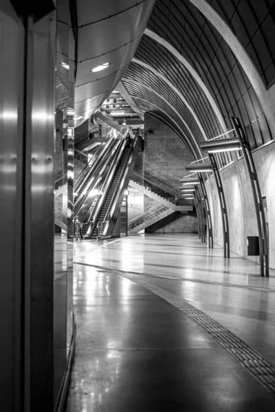 Vertical Grayscale Shot Empty Underground Mall Escalators Background — Stock Photo, Image