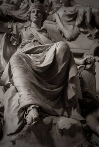 Disparo Escala Grises Una Estatua Una Tumba Abadía Westminster Londres — Foto de Stock