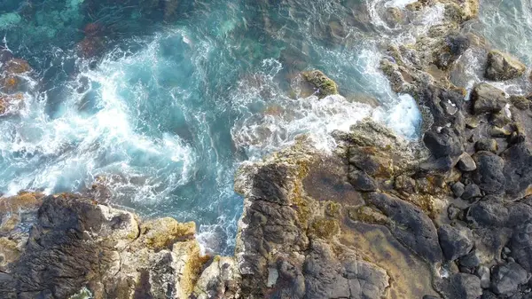 Deniz Dalgaları Kayalık Kıyıya Çarpıyor — Stok fotoğraf