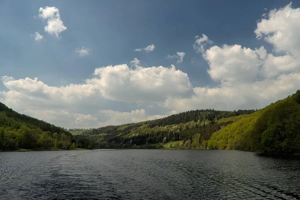 Une Belle Vue Sur Mer Près Des Montagnes Dans Parc — Photo