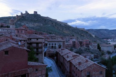 Bulutlu bir günde Albarracin 'in şehir manzarası, şehir duvarları, Teruel, İspanya.