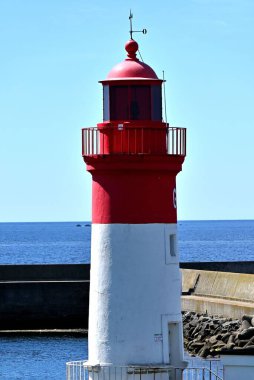 Limanın girişinde yer alıyor. Guilvinec - french Brittany