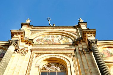 Güneşli bir günde, arka planda mavi gökyüzü olan Maximilianeum sarayının alçak açılı kısmi manzarası.