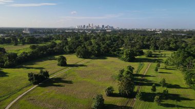 New Orleans şehir manzarasından önce yeşil tarlaların ve ağaçların havadan görünüşü.