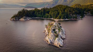At nalı hangarındaki Whytecliff Parkı 'nın panoramik görüntüsü