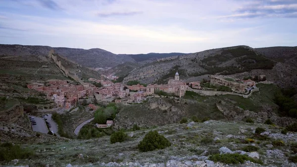 Una Vista Panorámica Ciudad Medieval Albarracin Con Colinas Murallas Bajo — Foto de Stock