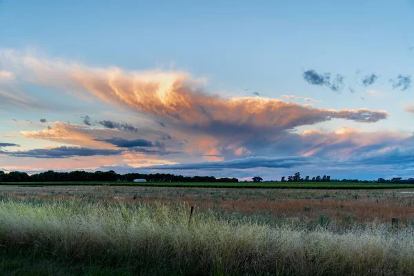 Uma Bela Vista Pôr Sol Céu Nublado Sobre Grandes Campos — Fotografia de Stock