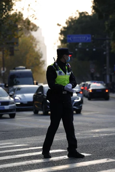 Oficial Policía Que Controla Tráfico Con Montón Coches Shanghai —  Fotos de Stock