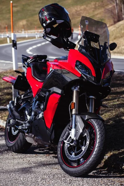 Tiro Vertical Capacete Preto Motocicleta Bmw Vermelho Com Peças Fibra — Fotografia de Stock