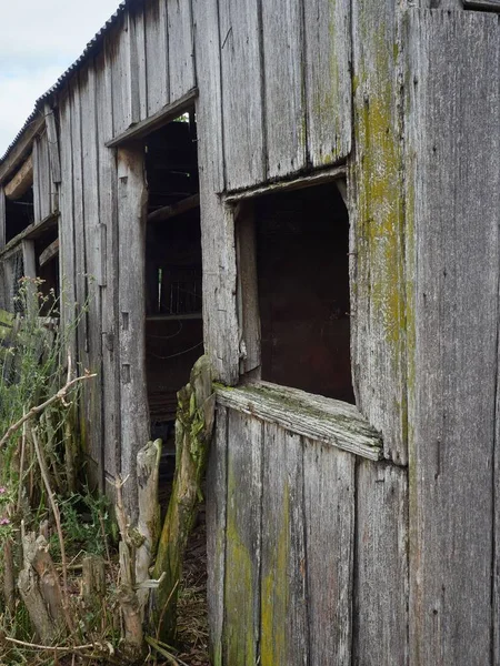 旧谷仓或木屋的侧视图 由木头制成 — 图库照片