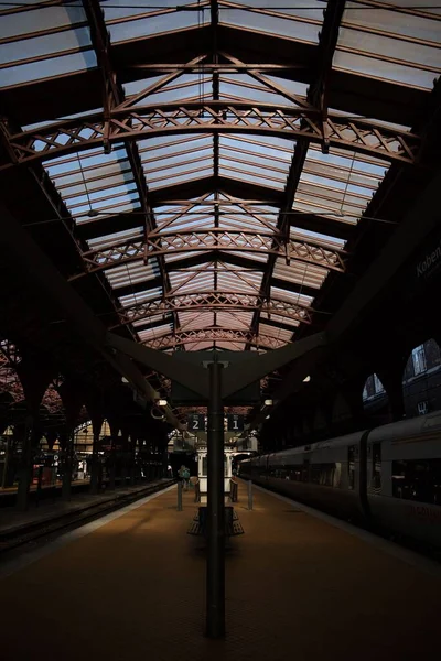 Una Vista Oscura Una Estación Con Tren — Foto de Stock
