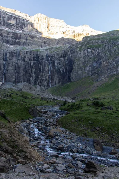 Ένα Κάθετο Πλάνο Ενός Ορεινού Τοπίου Στο Cirque Gavarnie Πυρηναία — Φωτογραφία Αρχείου