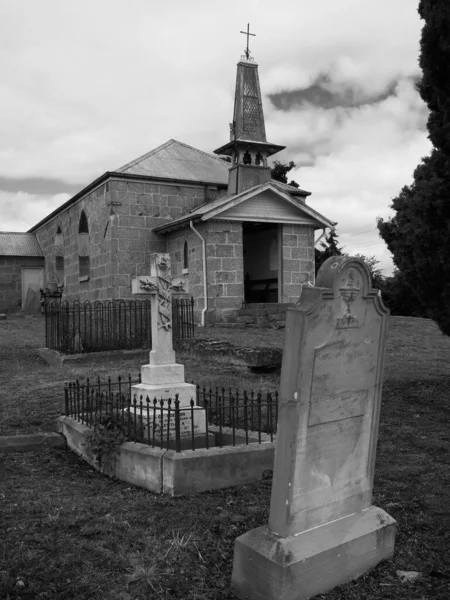 Scatto Verticale Scala Grigi Una Vecchia Chiesa Cimitero Ouse Tasmania — Foto Stock