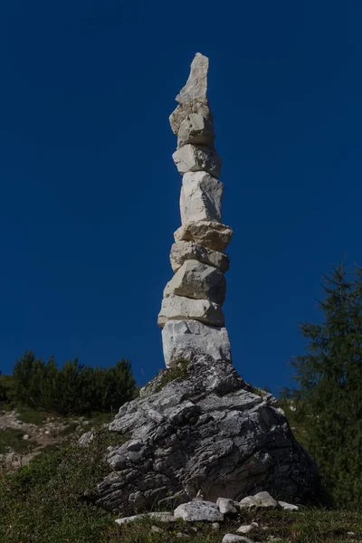 Uma Vertical Pedras Empilhadas Umas Cima Das Outras Dolomitas Italianas — Fotografia de Stock
