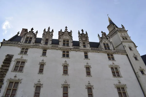 Niski Kąt Ujęcia Fasady Chateau Des Ducs Bretagne Nantes Francja — Zdjęcie stockowe