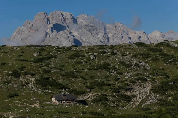 Uma Vista Hipnotizante Das Famosas Montanhas Tre Cime Lavaredo Itália — Fotografia de Stock